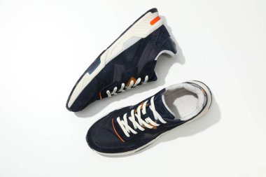 Beyaz arka planda beyaz tabanlı şık ayakkabılar.