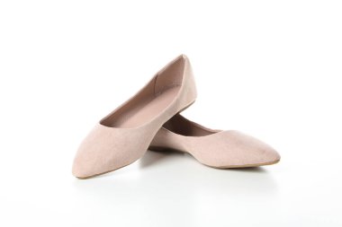 Düz tabanlı beyaz arka planda kadın ayakkabıları.