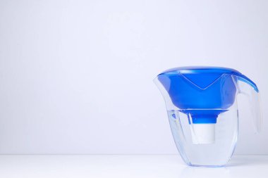 Beyaz arka planda mavi kapaklı su filtresi