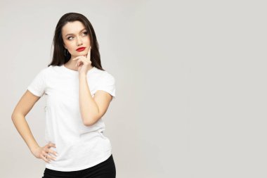 Beyaz tişörtlü çekici esmer şöyle düşünüyor: