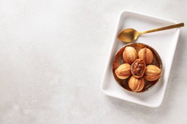 Hafif arka planda fındıklı kurabiye kasesi