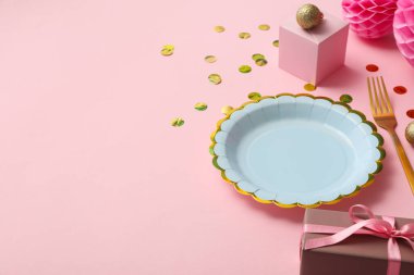 Pembe arka planda tabak, çatal ve hediye kutuları, metin için boşluk