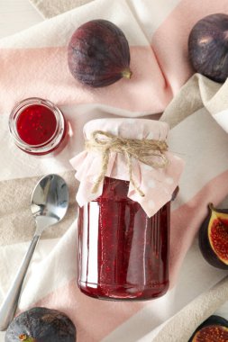 İncir, reçel kavanozları ve arka planda havlu, üst manzara.