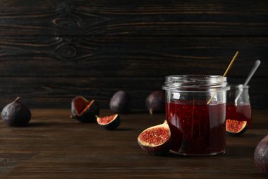 Ahşap zemin üzerinde incir ve kavanoz reçel, metin için boşluk