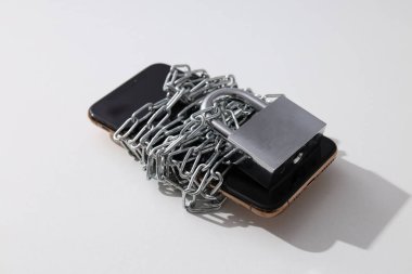 Akıllı telefon kilitli bir zincirle kaplıdır.