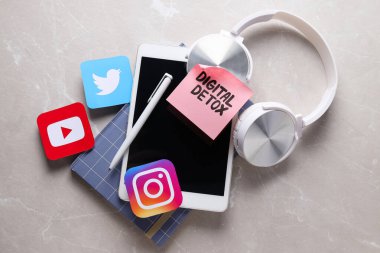 Dijital detoks konsepti, sosyal ağ simgeleriyle akıllı telefon