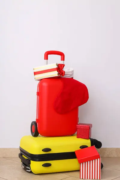 Een Koffer Met Een Oudejaarskous Cadeautjes — Stockfoto
