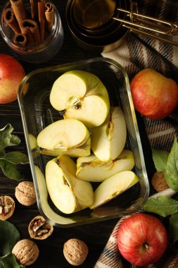 Fırında pişirmek için elmaları hazırladım..