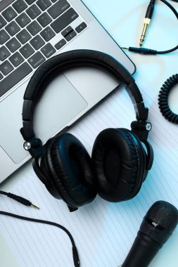 Büyük kulaklıklar, dizüstü bilgisayarlı bir masada..