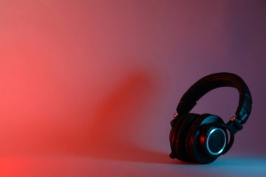 Kulaklıklar, siyah kulaklıklar, koyu bir arka plan..