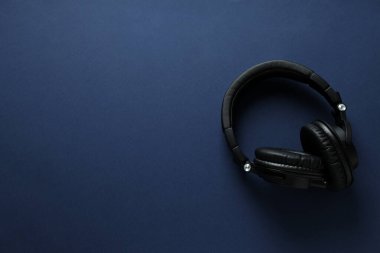 Kulaklıklar, siyah kulaklıklar, koyu bir arka plan..