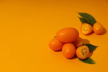 Turuncu arkaplanda Kumquat, metin için boşluk