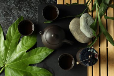 Bitkilerle koyu bir arka planda Asya çayı kavramı..