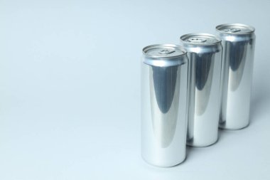 Beyaz arka planda içecekler için teneke kutular