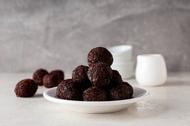 Brigadeiro gri arka planda, yakın plan