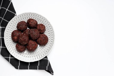 Tabakta Brigadeiro, beyaz arka planda havlu, metin için boşluk