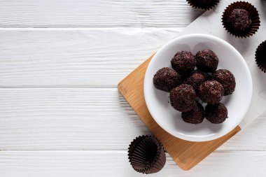 Brigadeiro mutfak masasında beyaz ahşap zemin üzerinde, metin için boşluk