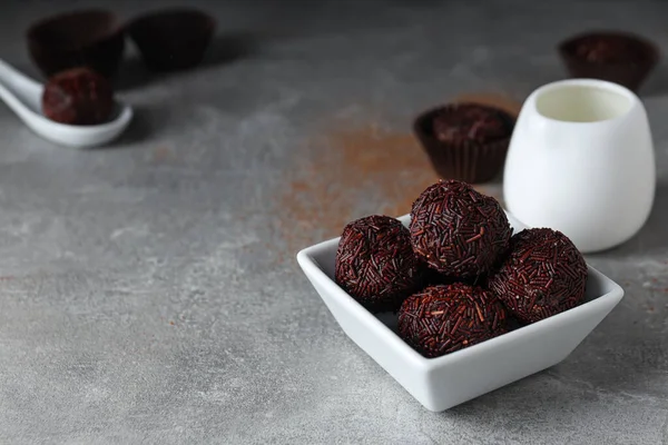 Brigadeiro gri arka planda kasede, metin için boşluk