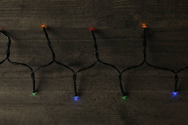 Ahşap arka planda renkli noel çelengi, üst manzara