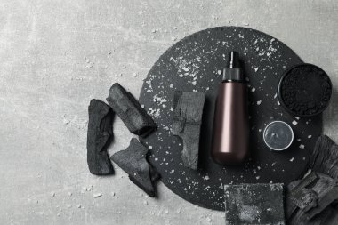 Hafif arkaplanda kömür bulunan kozmetik ürünleri..