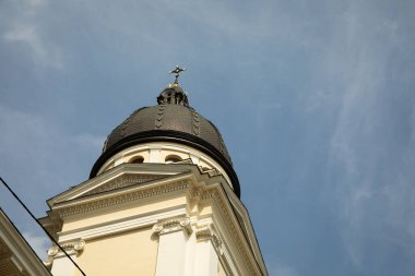 Gökyüzüne karşı eski kilisenin kubbesi