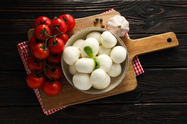 Mozzarella peyniri, lezzetli süt ürünleri kavramı.