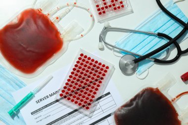 Masada maske ve steteskopla kan torbası.