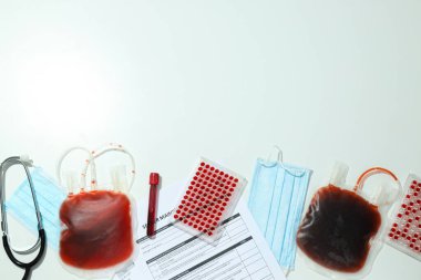 Masada maske ve steteskopla kan torbası.