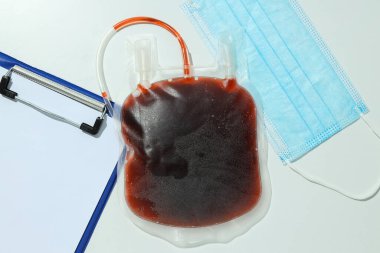 Masada maske ve steteskopla kan torbası.