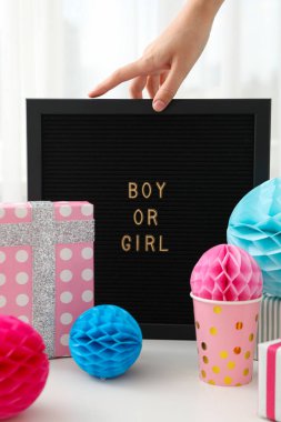 Elinde metin olan tahta, hediye kutusu ve arka planda kağıt toplar