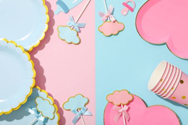 Mavi ve pembe arkaplanda kağıt tabaklar ve bardaklar, metin için boşluk