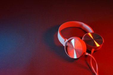 Beyaz, kulaklıklı, siyah arka planda dinleme cihazı olan..