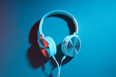 Beyaz, kulaklıklı, siyah arka planda dinleme cihazı olan..