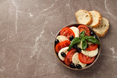 Salata Caprese, lezzetli ve lezzetli yemek kavramı.