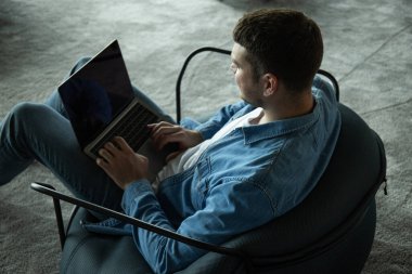 Neşeli genç bir girişimci modern bir çalışma alanında çalışır.