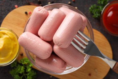 Mini sosis, lezzetli et yemeği kavramı.