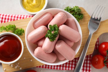 Mini sosis, lezzetli et yemeği kavramı.