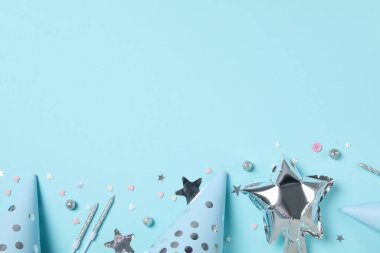 Parti dekorasyonu ve konfeti kavramı, balonlar ve mumlar.