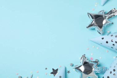 Parti dekorasyonu ve konfeti kavramı, balonlar ve mumlar.