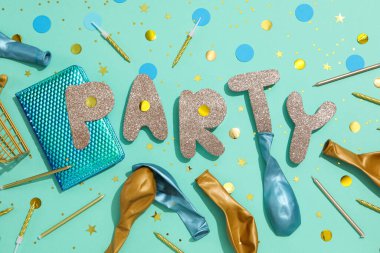 Parti dekorasyonu ve konfeti kavramı, balonlar ve mumlar.