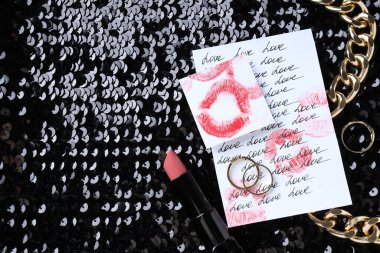 Karanlık bir arkaplanda bir öpücüğün izi..