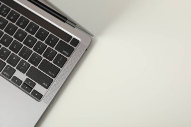 Beyaz bir masada açık bir laptop.