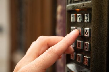 Eski büyük ahşap bir kapının yakın çekim görüntüsü.