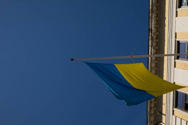 Ukrayna bayrağı eski binaya bağlı.