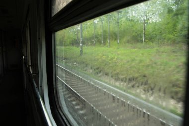 Tren penceresinden güzel bir manzara.