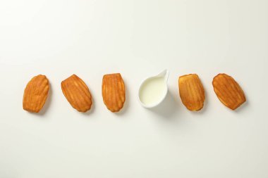 Madeleine pastaları ve krema beyaz arka planda, üst manzara