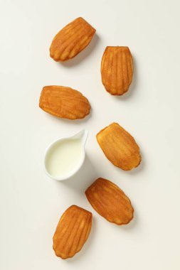 Madeleine pastaları ve krema beyaz arka planda, üst manzara
