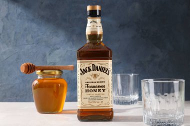 Ukrayna, Kyiv, 01.11.2023, Jack Daniels viskisi ve bir kavanoz bal.