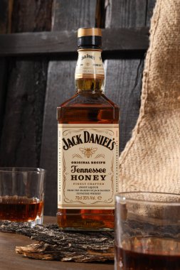 Ukrayna, Kyiv, 01.11.2023, Jack Daniels viski ve çuval bezi.