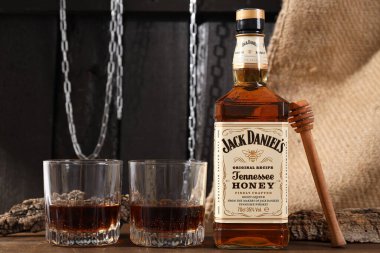 Ukrayna, Kyiv, 01.11.2023, Jack Daniels viski içiyor.